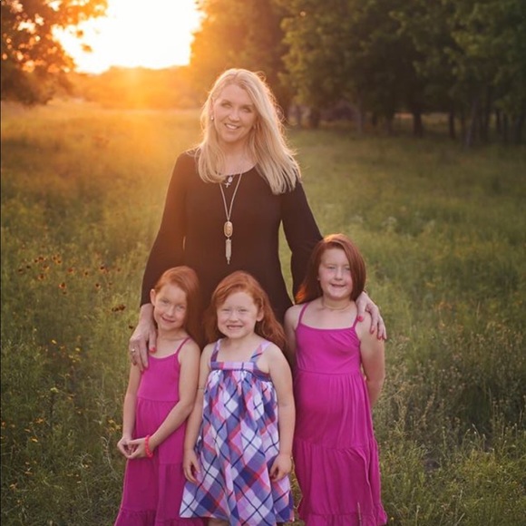 Meet your Posher, Cari (aka Noni2Six) - Picture 2 of 5